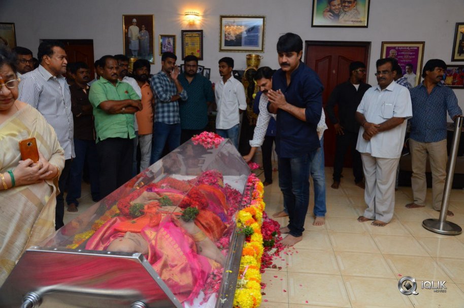 Celebrities-Pay-Homage-to-Vijaya-Nirmala-Garu